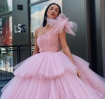 Light Pink Ball Gown Quinceanera Dresses One Shoulder Puffy Tiered Skirts Formal Evening Gowns Girls Sweet 16 Party Dress HZ1023